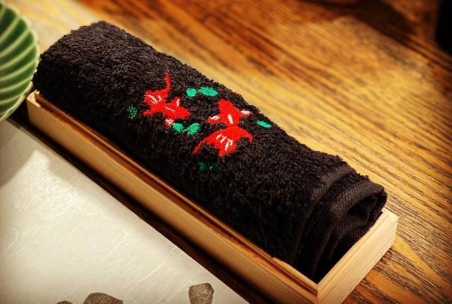 丁寧に刺繍が施されたおしぼり