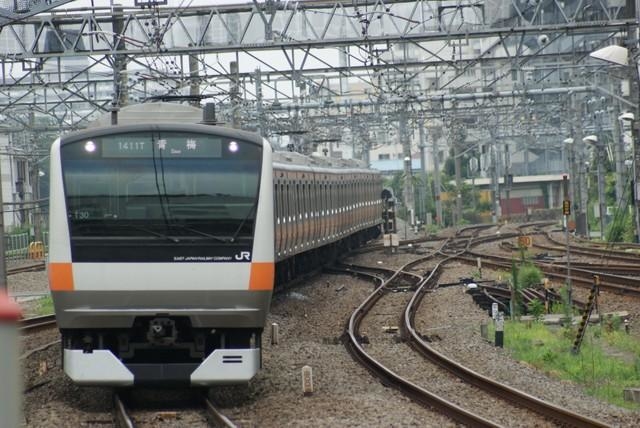 東京の大動脈のひとつ中央本線（abettitube/stock.adobe.com）