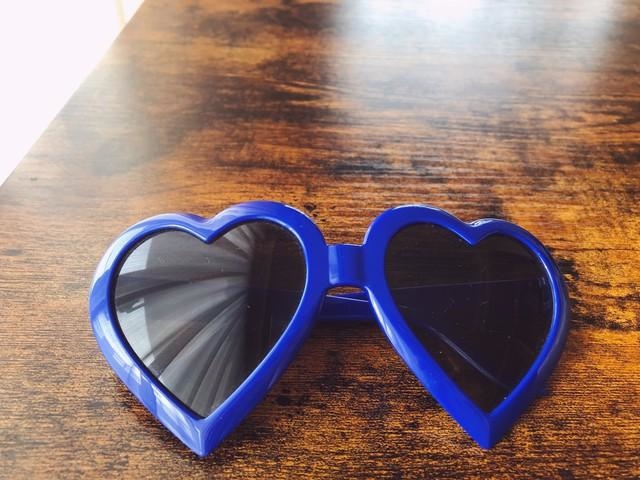 こちらが小1息子さんが掛けてスタンバイした「ハートのサングラス」（大福プリン。さん提供）