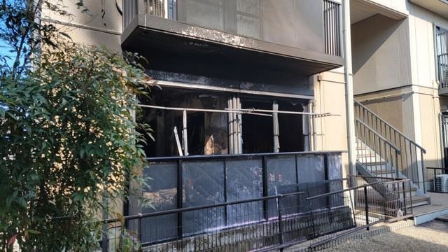 四日市の男女殺傷事件で逃走した男が焼死体で発見されたアパート１階の部屋（撮影・小川泰平）