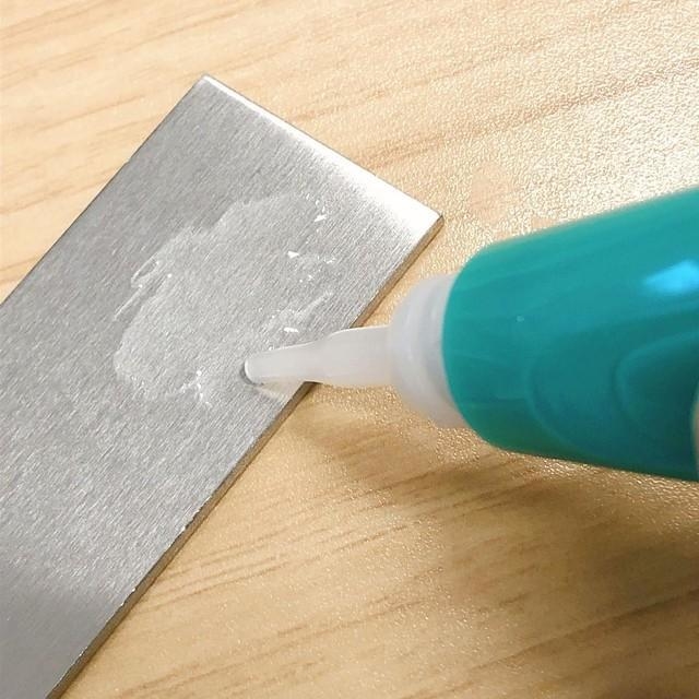 お客様！！その瞬間接着剤の塗り方、ノズルが詰まる原因に！／セメダイン公式Twitterより