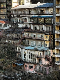 折り重なるように建てられたホテルがすべて廃墟と化している（ニュー伊吹さん提供）