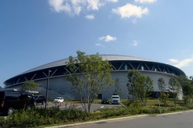 横幅約160m、楕円形の大屋根を持つJPFドーム。2021年3月竣工、同年10月に開業した（設計施工・清水建設）