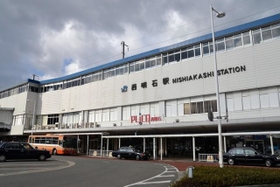 なぜか1日上下各1本のみ、のぞみが停車する西明石駅（photoAC）