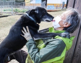 「グッジョブ！」ひと仕事を終えくつろぐ敏之さん