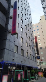 ８２歳男性が２４歳の女にカッターナイフで刺されて殺害された現場のホテル＝東京・池袋（撮影・小川泰平／一部を画像加工しています）