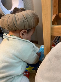 転倒防止クッションを購入してかぶせたところ、赤ちゃんがおばあちゃんに。Twitter上で話題を集めた（提供写真）