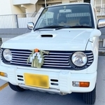 しめ飾りをしたクルマ。最近見かけなくなりました。