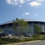 横幅約160m、楕円形の大屋根を持つJPFドーム。2021年3月竣工、同年10月に開業した（設計施工・清水建設）