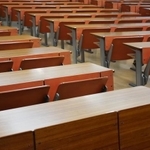 大学の講義室(chuugo/stock.adobe.com)