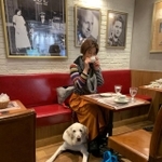 ヴィヴィッドちゃんを連れてお茶を楽しむ浅井さん