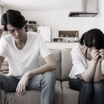 なにが理由？落ち込む恋人たち(metamorworks/stock.adobe.com)