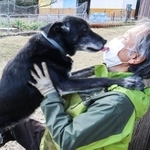 「グッジョブ！」ひと仕事を終えくつろぐ敏之さん