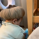 転倒防止クッションを購入してかぶせたところ、赤ちゃんがおばあちゃんに。Twitter上で話題を集めた（提供写真）