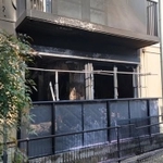 四日市の男女殺傷事件で逃走した男が焼死体で発見されたアパート１階の部屋（撮影・小川泰平）