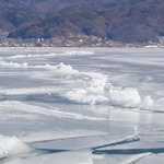 諏訪湖の御神渡り(Amamiya/stock.adobe.com)