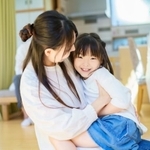 ひとり親家庭を取り巻く環境は非常に厳しく（画像はイメージです）PhotoAC