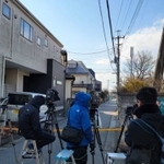 規制線が張られた立てこもり事件の現場付近には報道陣が詰めかけた＝埼玉県ふじみ野市内（撮影・小川泰平）