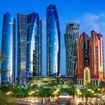 アブダビにそびえる高層ビル（monticellllo - stock.adobe.com/stock.adobe.com）