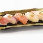 近畿圏のライフ157店舗で販売されている「白だし仕立ての漬けにぎり盛り合わせ」537円（税込）