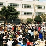 阪神・淡路大震災で避難した住民であふれる小学校のグラウンド　※画像は資料写真です（1995年１月17日、神戸市東灘区で撮影）