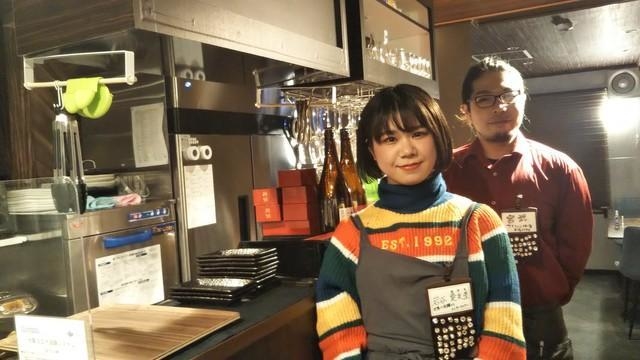 運動神経抜群の岩谷さん（手前）と宮武店長、2人の左胸にあるバッジが意味するものは…