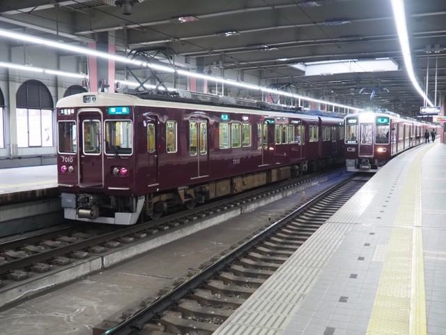 左が今津北線・神戸本線経由、右が宝塚本線経由の準急