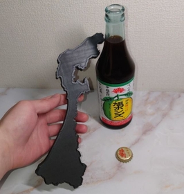 3Dプリンターでかたどった石川県を栓抜き代わりに使ってみると…（提供画像）