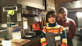 運動神経抜群の岩谷さん（手前）と宮武店長、2人の左胸にあるバッジが意味するものは…