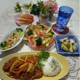 「今晩チキントマトカレー　ポテトチーズ焼き　キャベツ、シーチキンサラダ　玉子、きゅうり合わせサラダ　おごちそうさま」（佐智子さんインスタグラム@zuozhizi17より）