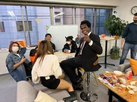 カフェ形式で楽しめる「フリートークレッスン」も評判だ