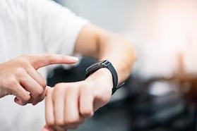 スマートウォッチが人間関係を手助けする時代…？（イメージ画像）