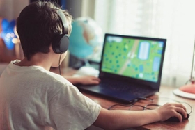 ゲームに熱中していたのは知ってるけど…お金をもうけようとしていたの？　※画像はイメージです（sakkmesterke/stock.adobe.com）