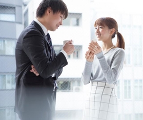 この関係…ヒミツにしなくていいですよね！？　※画像はイメージです（Monet/stock.adobe.com）