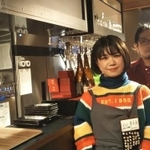 運動神経抜群の岩谷さん（手前）と宮武店長、2人の左胸にあるバッジが意味するものは…