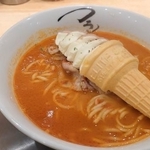 赤いスープの辛味噌にソフトクリームが浮かぶ衝撃のラーメン