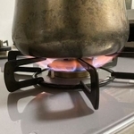 加湿器を使うとこのようにコンロの炎が赤くなる（Yuji Fujimotoさん提供）