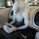 車の助手席につけてみた里香ちゃんのドリンクホルダー。いや、怖すぎます…（提供画像）