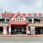 ドライブインの入り口。屋根の上に忍者が居ます