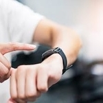 スマートウォッチが人間関係を手助けする時代…？（イメージ画像）