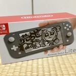 Invader XDさんがお兄さんに譲るNintendo Switch Lite。ポプテピピックのポプ子がこちらを見ている…（提供：Invader XDさん @Invader_0123）