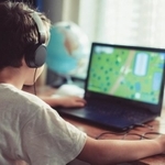 ゲームに熱中していたのは知ってるけど…お金をもうけようとしていたの？　※画像はイメージです（sakkmesterke/stock.adobe.com）