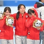 号泣する高木菜那（右）の頭をなでる高木美帆（中央）。左は佐藤綾乃＝2022年2月15日、国家速滑館（撮影・高部洋祐）【こちらはデイリースポーツ・カメラマンが撮影した写真です】