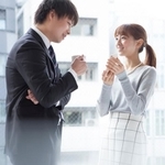 この関係…ヒミツにしなくていいですよね！？　※画像はイメージです（Monet/stock.adobe.com）