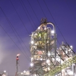 三重県四日市市の工場夜景。フレアスタックが見えます