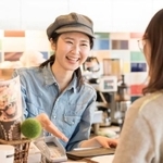 こう見えて…私、人見知りなんです！？　※画像はイメージです（naka/stock.adobe.com）