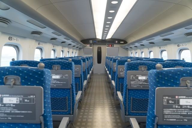 東海道新幹線の車内(oka/stock.adobe.com)