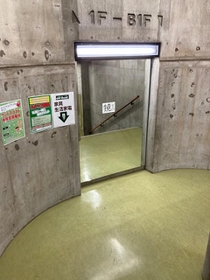 鏡にわざわざ「鏡です」と手書き張り紙、なぜ？ 「完全にトラップ 
