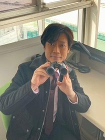 兵庫県競馬の場内実況・進行役に新加入した木村寿伸アナウンサー