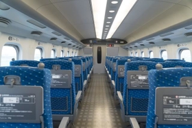 東海道新幹線の車内(oka/stock.adobe.com)